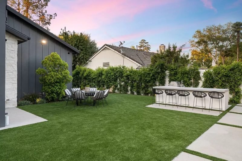 artificial grass landscape design example
